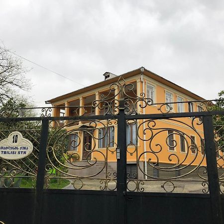 Temo Guest House 10 บาทูมิ ภายนอก รูปภาพ