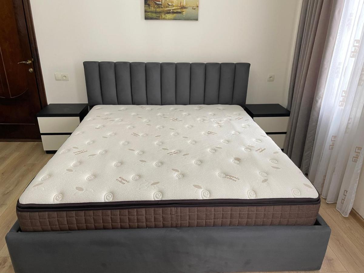 Temo Guest House 10 บาทูมิ ภายนอก รูปภาพ