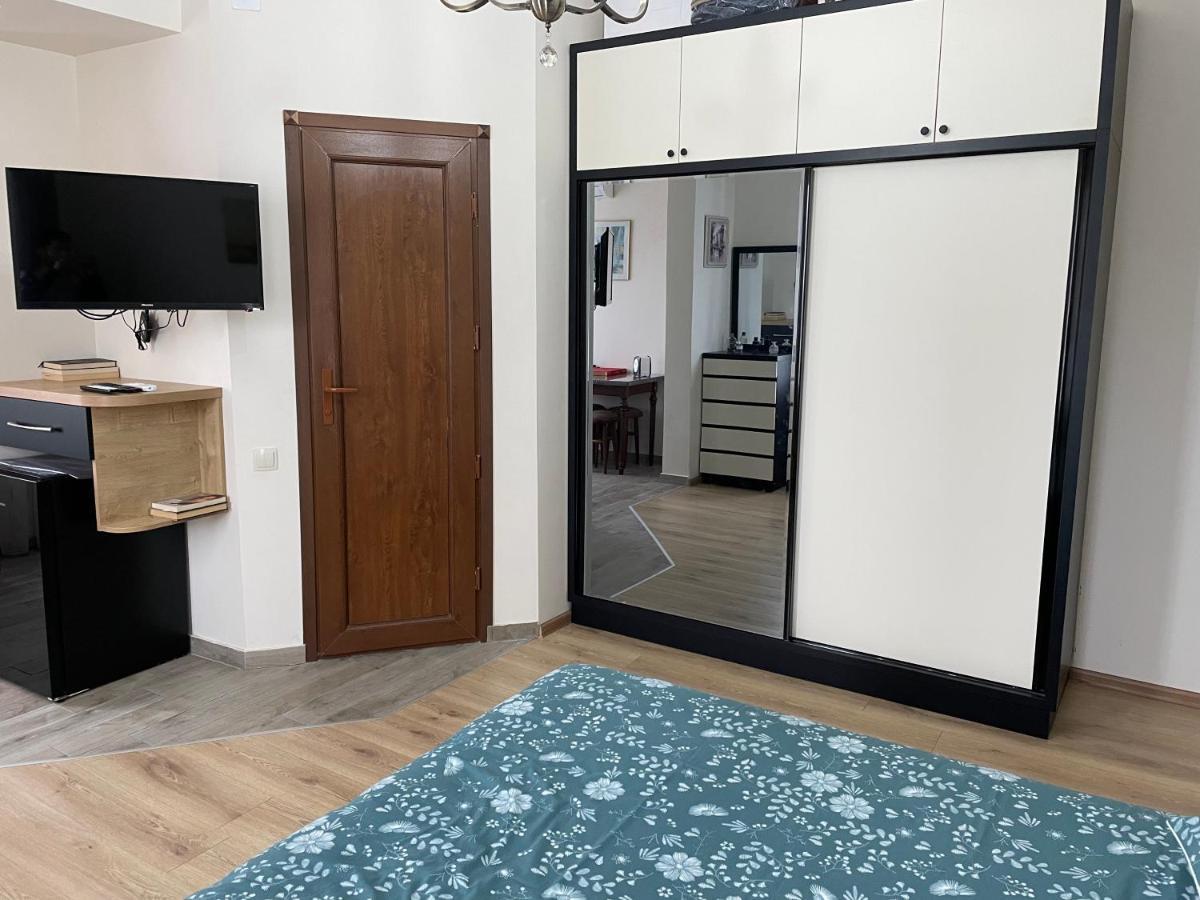 Temo Guest House 10 บาทูมิ ภายนอก รูปภาพ
