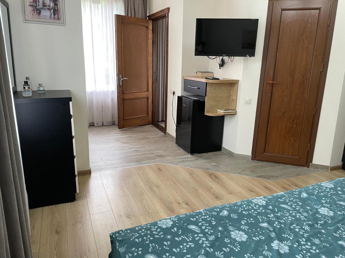 Temo Guest House 10 บาทูมิ ภายนอก รูปภาพ