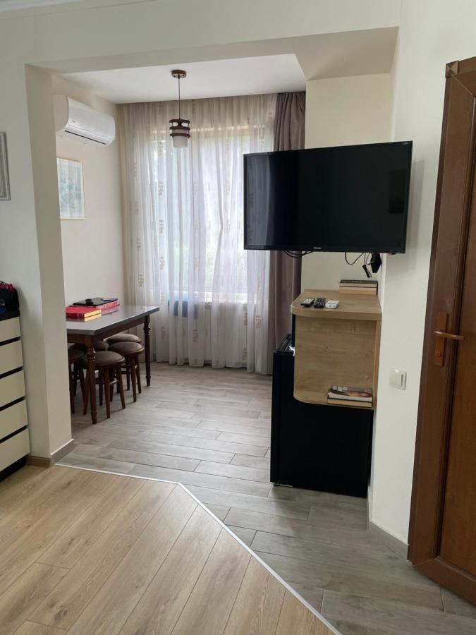 Temo Guest House 10 บาทูมิ ภายนอก รูปภาพ