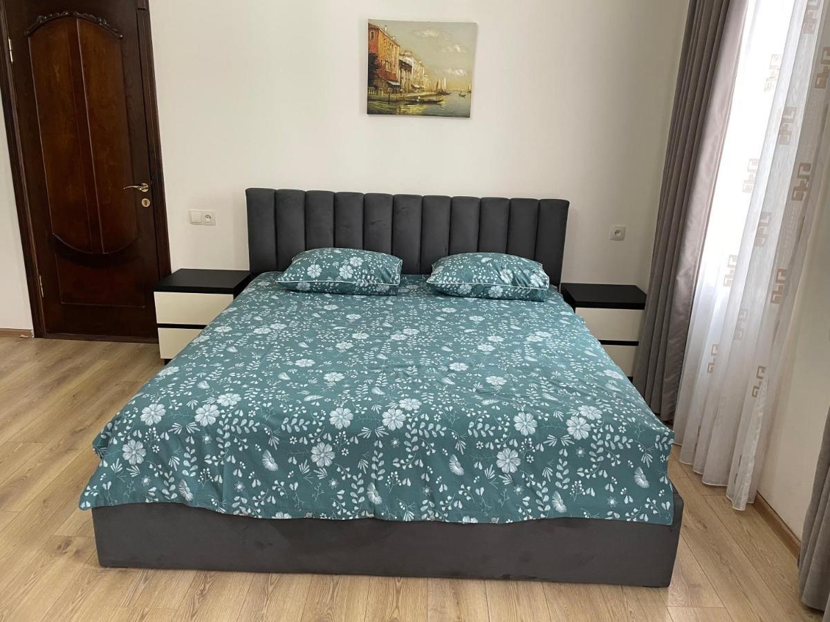 Temo Guest House 10 บาทูมิ ภายนอก รูปภาพ