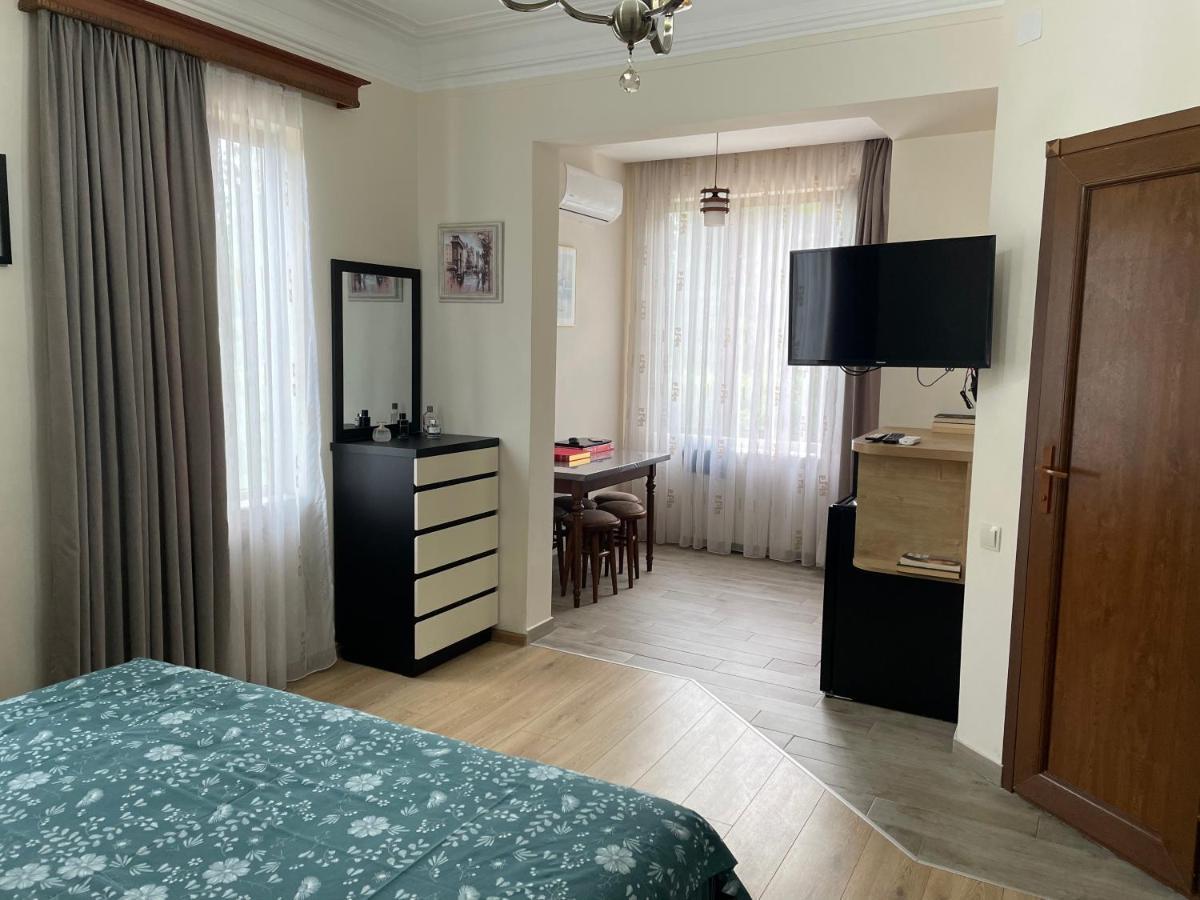 Temo Guest House 10 บาทูมิ ภายนอก รูปภาพ