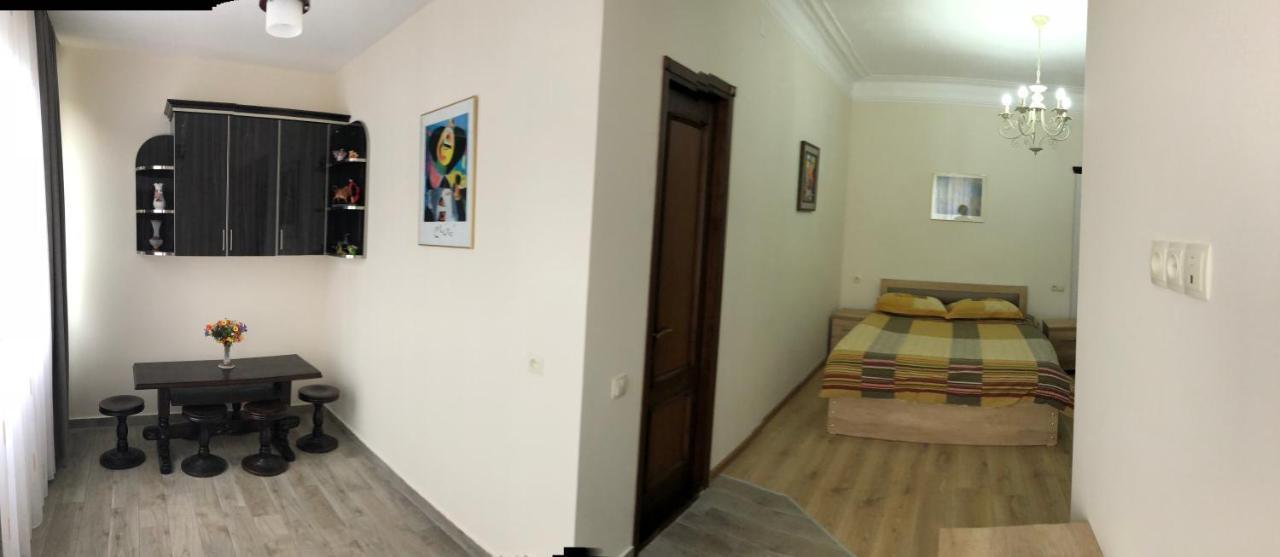 Temo Guest House 10 บาทูมิ ภายนอก รูปภาพ