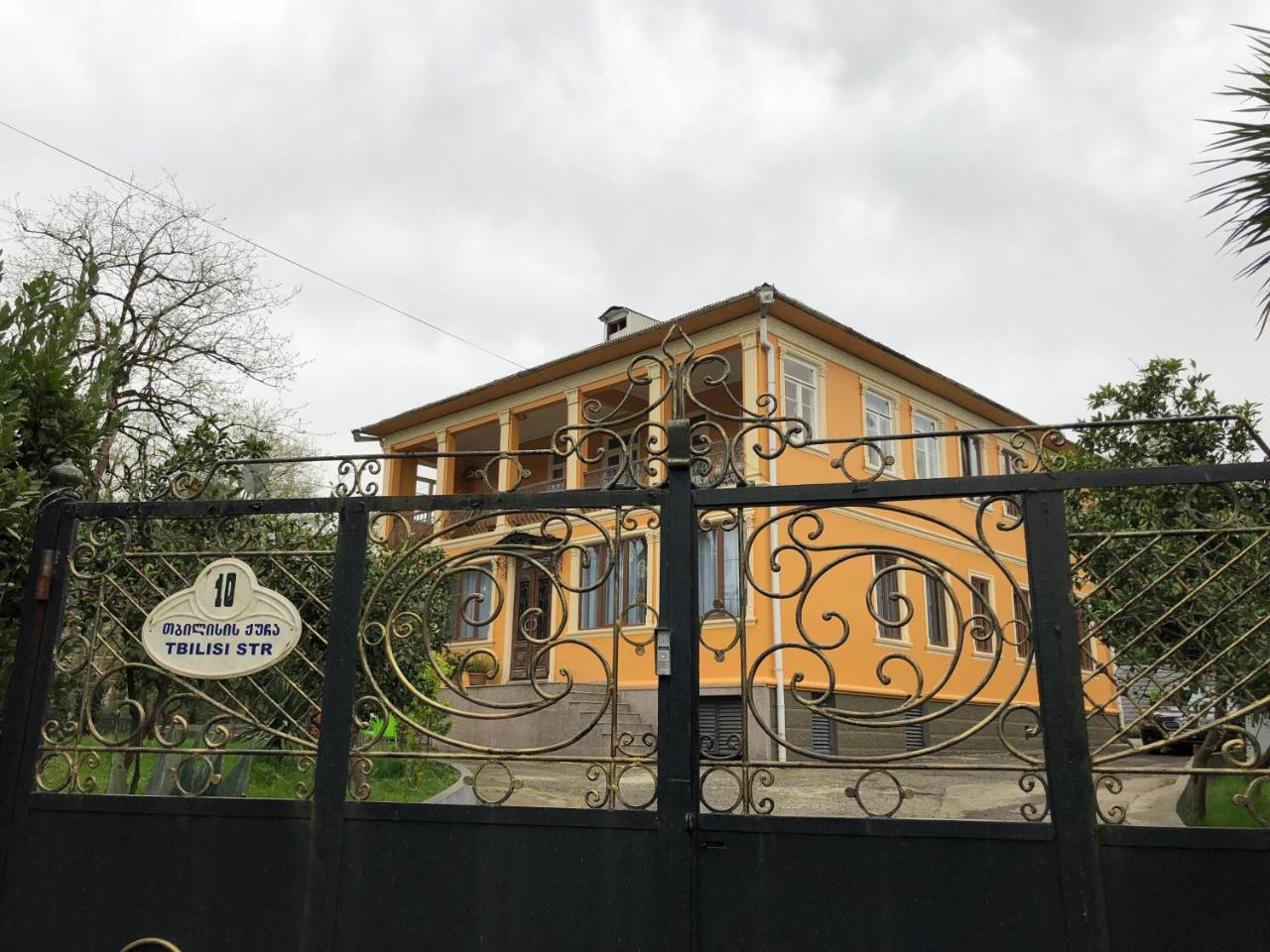 Temo Guest House 10 บาทูมิ ภายนอก รูปภาพ