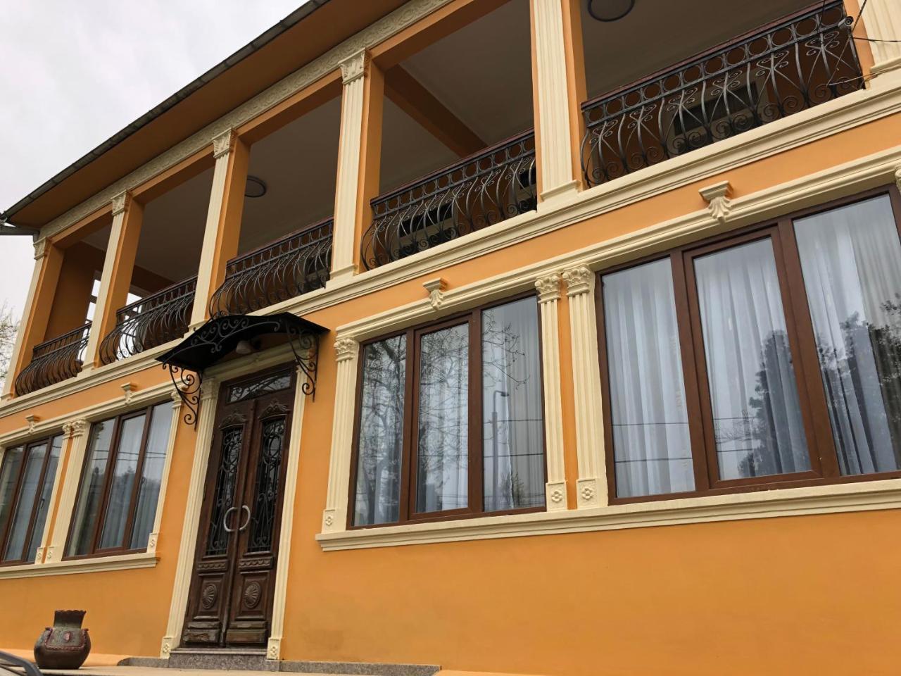 Temo Guest House 10 บาทูมิ ภายนอก รูปภาพ